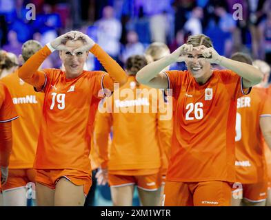 PARIS - les joueurs de handball Estavana Polman et Angela Malestein réagissent après le match contre l'Angola. Le tournoi olympique féminin de handball aura lieu du 25 juillet au 10 août. ANP REMKO DE WAAL Banque D'Images