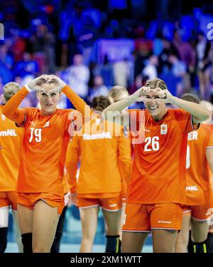 PARIS - les joueurs de handball Estavana Polman et Angela Malestein réagissent après le match contre l'Angola. Le tournoi olympique féminin de handball aura lieu du 25 juillet au 10 août. ANP REMKO DE WAAL Banque D'Images