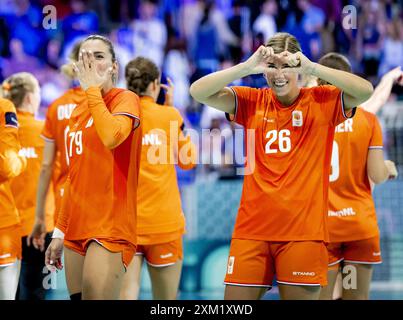 PARIS - les joueurs de handball Estavana Polman et Angela Malestein réagissent après le match contre l'Angola. Le tournoi olympique féminin de handball aura lieu du 25 juillet au 10 août. ANP REMKO DE WAAL Banque D'Images