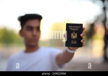 Gaziantep, Turkiye. 20 juillet 2024. Le passeport et le document de voyage de l'Autorité palestinienne. Palestiniens résidant en Cisjordanie et dans la bande de Gaza Banque D'Images