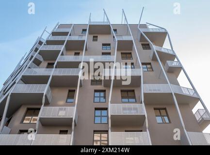 Paris- France- Circa juillet 2019. Bâtiment résidentiel de style Conyemporary dans le nouveau quartier Clichy Batignolles à Paris. Banque D'Images