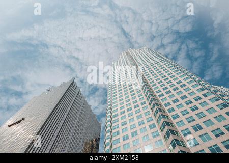Vue en bas angle du bureau des gratte-ciels modernes dans le quartier financier de la ville de Toronto contre un ciel bleu suggestif et des nuages doux. Banque D'Images