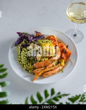 Vue de dessus d'un bol préparé avec une variété de légumes verts et de haricots sur une table blanche. Nourriture saine. Végétalien, nourriture végétarienne. Banque D'Images