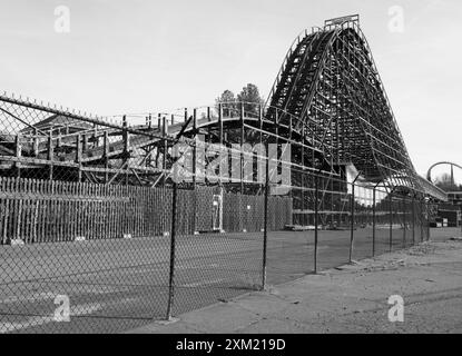 Historique Thunder Road, une montagne russe géante en bois au parc d'attractions Carowinds, qui chevauche les frontières de Caroline du Sud et de Caroline du Nord. Banque D'Images