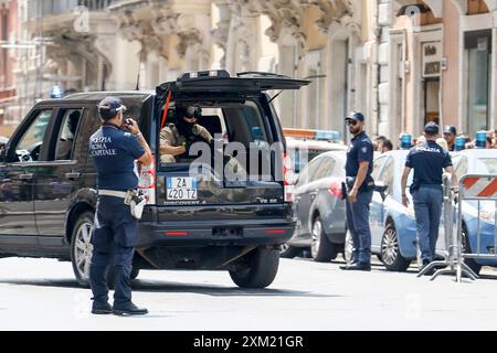 Roma, Italie. 25 juillet 2024. Gli uomini della scorta armata del presidente di Israele Isaac Herzog Roma, Italia Ñ Mercoled“ 24 luglio 2024 - Cronaca - (foto di Cecilia Fabiano/LaPresse) L'escorte armée du président israélien Isaac Herzog Rome, Italie - jeudi, mercredi 24 juillet 2024 - Actualités - (photo de Cecilia Fabiano/LaPresse) crédit: LaPresse/Alamy Live News Banque D'Images