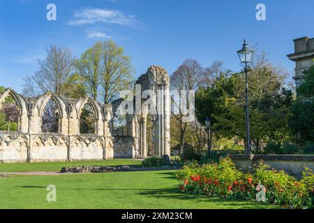 Printemps dans les jardins du musée autour de l'abbaye St Mary, York, Angleterre Banque D'Images