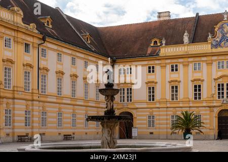 Melk, Autriche - 25 octobre 2023 : Une fontaine se trouve dans la cour d'un bâtiment orné à Melk, Autriche. Banque D'Images