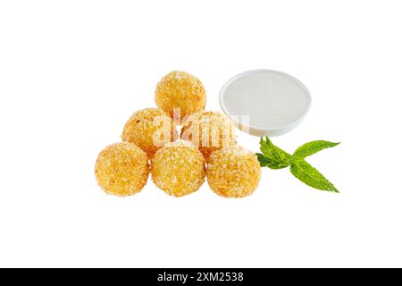 Boules de fromage sur fond blanc, isoler, photo pour le site de livraison de nourriture Banque D'Images