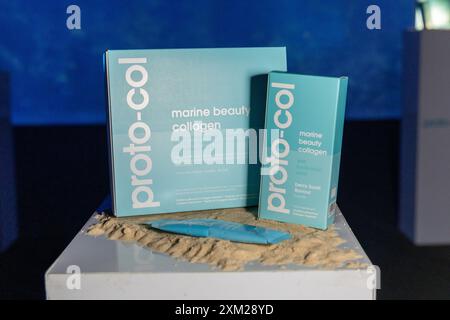 Londres, Royaume-Uni. 25 juillet 2024. Produits au lancement de la gamme Proto-col Marine Collagen Beauty à Frameless immersive Art Experience, Londres. Crédit : SOPA images Limited/Alamy Live News Banque D'Images