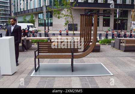 Londres, Royaume-Uni. 25 juillet 2024. Un banc plié dans Old Street. Un bus plié grandeur nature, une boîte téléphonique, un lampadaire et un banc sont apparus dans Spitalfields Market et Old Street, rebaptisée Fold Street, pour le lancement du téléphone Samsung Galaxy Z Fold6. Crédit : Vuk Valcic/Alamy Live News Banque D'Images