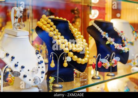 Bijoux en verre de Murano en vitrine, Venise, Italie Banque D'Images