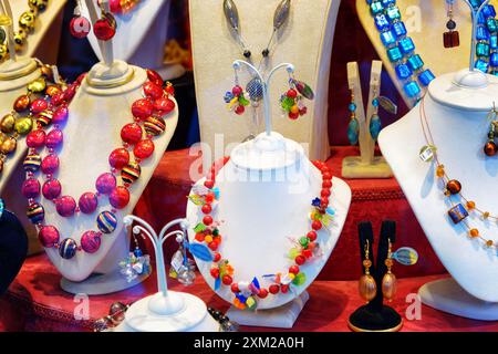 Bijoux colorés de verre de Murano en vitrine, Venise, Ital Banque D'Images