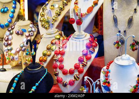 Bijoux originaux en verre de Murano en vitrine, Venise, Italie Banque D'Images