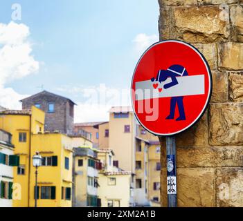 Street art par l'artiste Clet Abraham à Florence, Toscane, Italie Banque D'Images