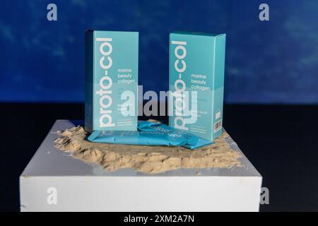 Londres, Royaume-Uni. 25 juillet 2024. Produits au lancement de la gamme Proto-col Marine Collagen Beauty à Frameless immersive Art Experience, Londres. (Photo de Phil Lewis/SOPA images/SIPA USA) crédit : SIPA USA/Alamy Live News Banque D'Images