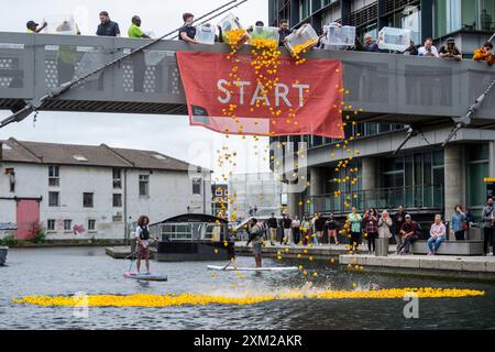 Londres, Royaume-Uni. 25 juillet 2024. Deux à trois mille canards en caoutchouc parrainés sont libérés lors d’une course caritative de canards en caoutchouc à Merchant Square, dans le bassin de Paddington, amassant des fonds pour l’unité de soins intensifs pédiatriques de l’hôpital St Mary’s par l’intermédiaire de l’association caritative COSMIC (Children of St Mary intensive Care). Chaque canard a été parrainé par un membre du public. Credit : Stephen Chung / Alamy Live News Banque D'Images