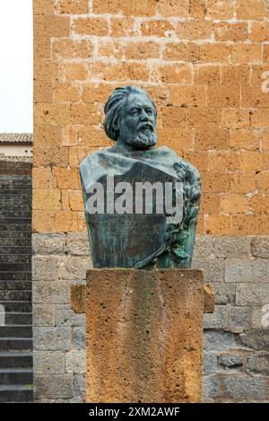 Buste sculpté en bronze d'Adolfo Cozza, 1848-1910, à Orvieto, Ombrie, Italie Banque D'Images