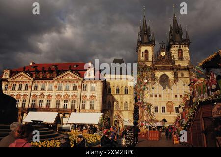 Prague, place de la vieille ville à pâques, soleil brille sur l'église notre-Dame avant Týn, Bell House, Palais Kinsky - Galerie nationale Prague Banque D'Images