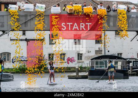 Londres, Royaume-Uni. 25 juillet 2024. Environ 3 000 canards en caoutchouc sont lancés sur Regent's canal à Paddington pour la course annuelle de canards en caoutchouc caritative. Maintenant dans sa 17e année, la course collecte des fonds pour l'association caritative locale Cosmic (Children of St Mary's intensive Care), en permettant au public de parrainer un canard pour 3 £. Le premier canard à bob 100 mètres de la ligne d'arrivée est déclaré vainqueur. Crédit : Guy Bell/Alamy Live News Banque D'Images