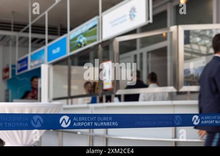 Neuer Servicepoint der Grenzpolizeiinspektion Nürnberg - Flughafen Bayerns Innenminister Joachim Herrmann präsentierte gemeinsam mit Polizeipräsident Adolf Blöchl und Vertretern der Grenzpolizei das neue eu-geförderte Serviceangebot am Albrecht Nürnberg Airport Dürer. Die Veranstaltung diente dazu, das erweiterte Serviceangebot der Grenzpolizei vorzustellen und über deren grenzpolizeiliche Arbeit zu informieren. Nürnberg Bayern Deutschland *** Nouveau point de service de l'inspection de la police des frontières de l'aéroport de Nuremberg Bavière Ministre de l'intérieur Joachim Herrmann, accompagné du Président de la police Adolf Banque D'Images