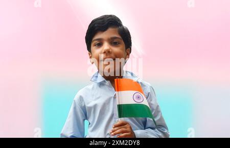 Une étudiante asiatique tient le drapeau indien, debout contre un fond coloré et isolé. Banque D'Images