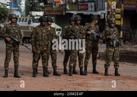 Dhaka, Bangladesh. 20 juillet 2024. Des soldats bangladais patrouillent dans une zone de Mohammadpur pendant un couvre-feu national à Dacca. Le gouvernement du Bangladesh a imposé un couvre-feu national le 20 juillet 2024, en raison de l'escalade de la violence et des manifestations. Internet, les données mobiles et les transports publics sont perturbés. Crédit : SOPA images Limited/Alamy Live News Banque D'Images