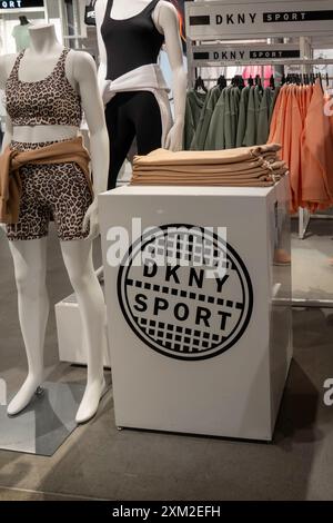 Vêtements de sport pour femmes exposés dans le grand magasin phare de Macy's à Herald Square, New York City, États-Unis 2024 Banque D'Images