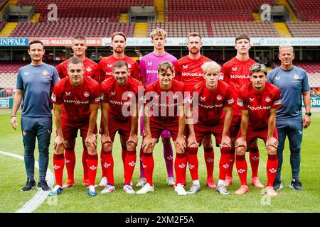 25 juillet 2024, Rhénanie-Palatinat, Kaiserslautern : Football : Bundesliga 2, Media Day 1. FC Kaiserslautern, stade Fritz Walter. Les nouvelles signatures - première rangée (de gauche à droite) Filip Kalo· de Kaiserslautern, Luca Sirch de Kaiserslautern, Florian Kleinhansl de Kaiserslautern, Mika Haas de Kaiserslautern et Shawn Blum de Kaiserslautern; Florian Junge, entraîneur adjoint de la rangée arrière, Erik Wekesser de Kaiserslautern, Jannis Heuer de Kaiserslautern, Fabian Heck, le gardien de but de Kaiserslautern, Jannik Mause de Kaiserslautern, Leon Robinson de Kaiserslautern et Markus Anfang, entraîneur de Kaiserslautern, se tiennent ensemble sur le terrain. P Banque D'Images