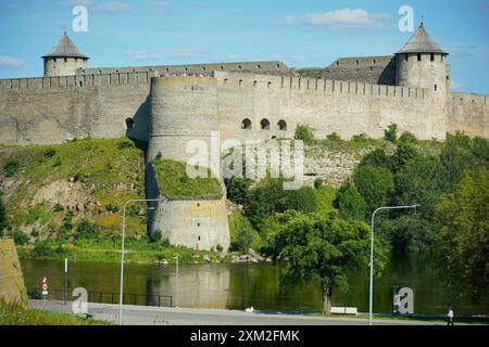 Varsovie, Pologne. 24 juillet 2024. La forteresse Ivangorod est vue de l'autre côté de la rivière Narva à Narva, Estonie, le 24 juillet 2024. Les autorités estoniennes ont fermé le pont qui relie la Russie à l'Estonie pour tout le trafic entrant. Le pont de Narva est maintenant l'un des derniers endroits où les visiteurs peuvent entrer directement en Russie car le trafic aérien vers le pays a presque cessé d'exister. (Photo de Jaap Arriens/Sipa USA) crédit : Sipa USA/Alamy Live News Banque D'Images