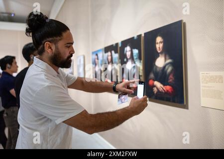 Shanghai. 24 juillet 2024. Une célébrité d'Internet visite le Museum of Art Pudong à Shanghai, dans l'est de la Chine, le 24 juillet 2024. Des célébrités d'Internet de 21 pays comme le Brésil, l'Inde, la Malaisie et le Mexique, sont venues à Shanghai pour une visite où ils peuvent assister à la vie quotidienne en Chine. Crédit : Wang Xiang/Xinhua/Alamy Live News Banque D'Images