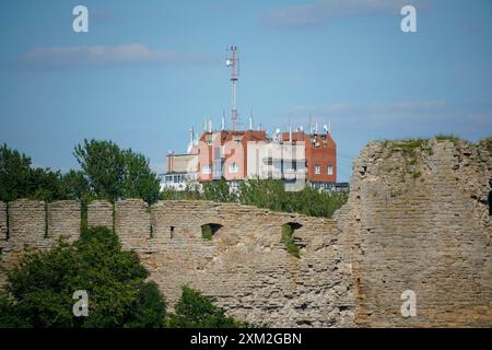 Varsovie, Pologne. 24 juillet 2024. Un bâtiment avec des antennes est vu au-delà d'un mur de la forteresse d'Ivangorod à Ivangorod, Russie, le 24 juillet 2024. Les autorités estoniennes ont fermé le pont qui relie la Russie à l'Estonie pour tout le trafic entrant. Le pont de Narva est maintenant l'un des derniers endroits où les visiteurs peuvent entrer directement en Russie car le trafic aérien vers le pays a presque cessé d'exister. (Photo de Jaap Arriens/Sipa USA) crédit : Sipa USA/Alamy Live News Banque D'Images