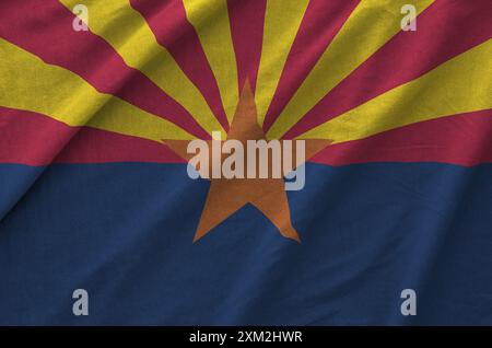 Arizaona drapeau de l'État américain représenté sur le tissu ondulé plié de vieux tissu en gros plan Banque D'Images