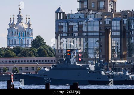 Pétersbourg, Russie. 25 juillet 2024. Le navire de la marine russe participe aux répétitions de la Naval Parade à Pétersbourg sur la rivière Neva. Le principal défilé naval honorant la Journée de la Marine russe aura lieu le 28 juillet à Pétersbourg. Crédit : SOPA images Limited/Alamy Live News Banque D'Images