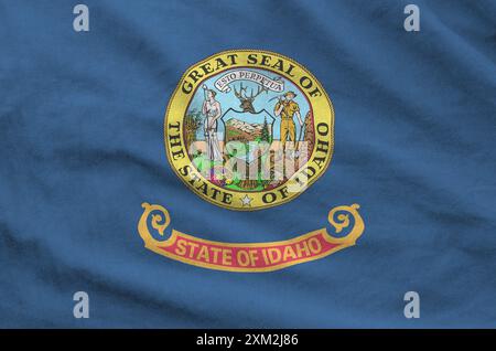 Drapeau de l'État américain de l'Idaho représenté sur un tissu ondulé plié de vieux tissus en gros plan Banque D'Images