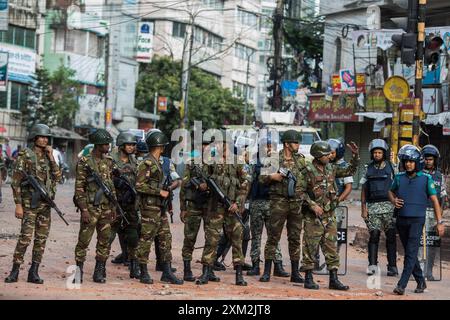 Dhaka, Bangladesh. 20 juillet 2024. Des soldats bangladais patrouillent dans une zone de Mohammadpur pendant un couvre-feu national à Dacca. Le gouvernement du Bangladesh a imposé un couvre-feu national le 20 juillet 2024, en raison de l'escalade de la violence et des manifestations. Internet, les données mobiles et les transports publics sont perturbés. (Crédit image : © Sazzad Hossain/SOPA images via ZUMA Press Wire) USAGE ÉDITORIAL SEULEMENT! Non destiné à UN USAGE commercial ! Banque D'Images