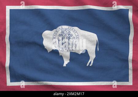 Drapeau de l'État américain du Wyoming représenté sur un tissu ondulé plié de vieux tissus en gros plan Banque D'Images