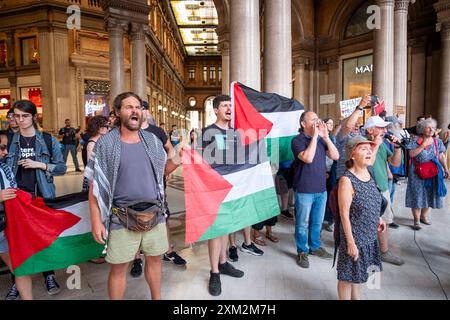 Rome, RM, Italie. 25 juillet 2024. Rassemblement de solidarité palestinienne devant le Palazzo Chigi, bureau du premier ministre italien, pour manifester contre Israël et le soutien du gouvernement italien. (Crédit image : © Marco Di Gianvito/ZUMA Press Wire) USAGE ÉDITORIAL SEULEMENT! Non destiné à UN USAGE commercial ! Banque D'Images