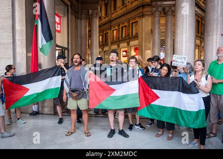 Rome, RM, Italie. 25 juillet 2024. Rassemblement de solidarité palestinienne devant le Palazzo Chigi, bureau du premier ministre italien, pour manifester contre Israël et le soutien du gouvernement italien. (Crédit image : © Marco Di Gianvito/ZUMA Press Wire) USAGE ÉDITORIAL SEULEMENT! Non destiné à UN USAGE commercial ! Banque D'Images