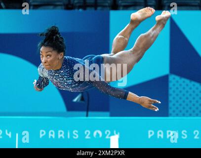 Paris, France. 25 juillet 2024. Simone Biles des États-Unis se produit lors d'un entraînement au sol à la Bercy Arena à Paris, en France, le jeudi 25 juillet 2024. Les Jeux Olympiques d’été débutent par la cérémonie d’ouverture le 26 juillet, 100 ans après la dernière fois que Paris a accueilli les Jeux. Photo de Pat Benic/UPI crédit : UPI/Alamy Live News Banque D'Images