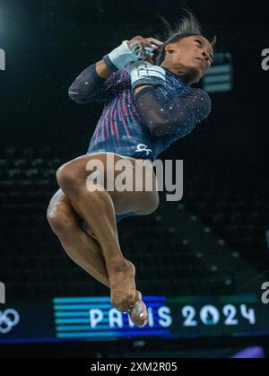 Paris, France. 25 juillet 2024. Simone Biles des États-Unis se produit lors de la formation de gymnastique artistique des bars inégaux à la Bercy Arena à Paris, France, le jeudi 25 juillet 2024. Les Jeux Olympiques d’été débutent par la cérémonie d’ouverture le 26 juillet, 100 ans après la dernière fois que Paris a accueilli les Jeux. Photo de Pat Benic/UPI crédit : UPI/Alamy Live News Banque D'Images