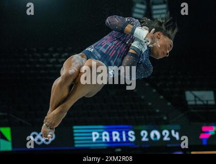 Paris, France. 25 juillet 2024. Simone Biles des États-Unis se produit lors de la formation de gymnastique artistique des bars inégaux à la Bercy Arena à Paris, France, le jeudi 25 juillet 2024. Les Jeux Olympiques d’été débutent par la cérémonie d’ouverture le 26 juillet, 100 ans après la dernière fois que Paris a accueilli les Jeux. Photo de Pat Benic/UPI crédit : UPI/Alamy Live News Banque D'Images