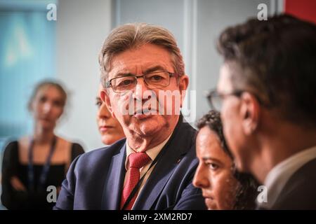 Bruxelles, Belgique. 10 juillet 2024. Nicolas Landemard/le Pictorium - point de presse Jean-Luc Melenchon au Parlement européen - 10/07/2024 - Belgique/Bruxelles/Bruxelles - Jean-Luc Melenchon, Président de la LFI, donne un point de presse au Parlement européen, accompagné des eurodéputés Manon Aubry et Marina mesure. Crédit : LE PICTORIUM/Alamy Live News Banque D'Images