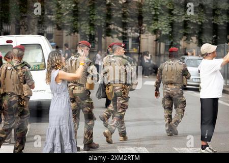 Paris, France. 23 juillet 2024. L'équipe Vigipirate patrouille dans les rues près de la cathédrale notre-Dame, dans le périmètre de sécurité pour l'ouverture des Jeux Olympiques de Paris. A quelques jours de l’inauguration inédite des Jeux Olympiques de Paris, qui se dérouleront sur 6 kilomètres de Seine, la ville lumière se métamorphose. Des garde-corps ont été installés autour du périmètre très restreint de la zone où aura lieu la cérémonie d’ouverture, de sorte que vous pouvez voir des rues complètement vides, ainsi que des terrasses de cafés et de restaurants. Crédit : SOPA images Limited/Alamy Live News Banque D'Images