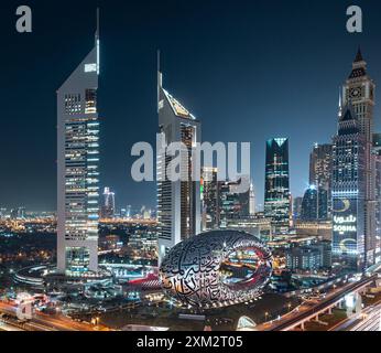 Dubaï, Émirats arabes Unis - Jumeirah Emirates Towers avec Musée du futur dans une belle nuit bleue avec les lumières de l'horizon de la ville Banque D'Images