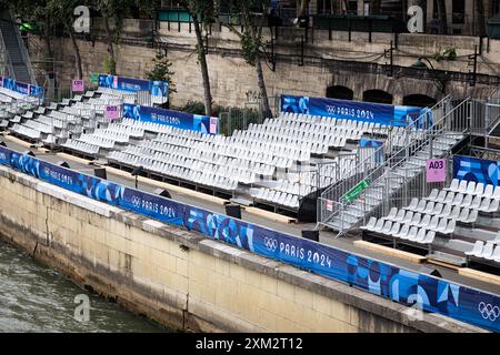 Paris, France. 23 juillet 2024. Les stands installés le long des rives de la Seine sont prêts pour l’inauguration des Jeux Olympiques de Paris. A quelques jours de l’inauguration inédite des Jeux Olympiques de Paris, qui se dérouleront sur 6 kilomètres de Seine, la ville lumière se métamorphose. Des garde-corps ont été installés autour du périmètre très restreint de la zone où aura lieu la cérémonie d’ouverture, de sorte que vous pouvez voir des rues complètement vides, ainsi que des terrasses de cafés et de restaurants. Crédit : SOPA images Limited/Alamy Live News Banque D'Images