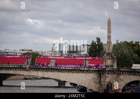 Paris, France. 23 juillet 2024. Vue sur le Pont de la Tournelle, avec les stands pour l’ouverture des Jeux Olympiques de Paris. A quelques jours de l’inauguration inédite des Jeux Olympiques de Paris, qui se dérouleront sur 6 kilomètres de Seine, la ville lumière se métamorphose. Des garde-corps ont été installés autour du périmètre très restreint de la zone où aura lieu la cérémonie d’ouverture, de sorte que vous pouvez voir des rues complètement vides, ainsi que des terrasses de cafés et de restaurants. Crédit : SOPA images Limited/Alamy Live News Banque D'Images