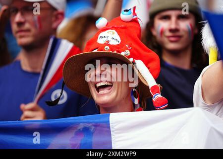 Fans de France lors du match de rugby à sept au stade de France, Paris. Date de la photo : jeudi 25 juillet. Banque D'Images