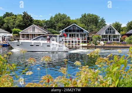 Maisons modernes en bord de rivière sur le domaine River Ash à Shepperton comme vu de l'autre côté de la Tamise de Walton par un jour d'été ensoleillé, Surrey Angleterre Royaume-Uni Banque D'Images
