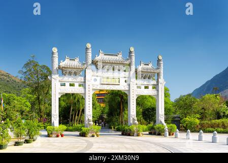 La porte blanche menant au monastère po Lin à Hong Kong Banque D'Images