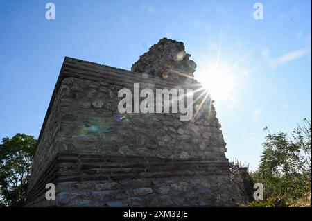 Istanbul. 24 juillet 2024. Cette photo prise le 24 juillet 2024 montre une vue des anciens murs d'Istanbul, T¨¹rkiye. Inscrits sur la liste du patrimoine culturel mondial, les anciens remparts d'Istanbul s'étendent de la mer de Marmara à la Corne d'Or. Crédit : Liu Lei/Xinhua/Alamy Live News Banque D'Images